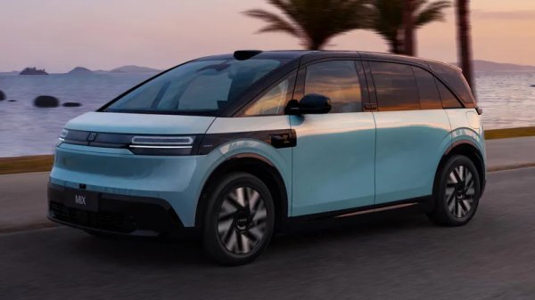 Още едно попълнение от Geely. Показан на Auto China 2024, Zeekr Mix е описан като "интелигентна дневна на колела". Изграден на платформата SEA-M, той е дълъг 4,7 метра, но предлага изключително пространство и радиус на завой под пет метра &ndash; идеално за тесни градски улици.

Най-интересната му характеристика са вратите: от едната страна има стандартна плъзгаща се врата, а от другата &ndash; две плъзгащи се врати, които се отварят в противоположни посоки, създавайки огромен отвор без средна колонка за максимално лесен достъп.
